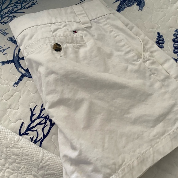 Tommy Hilfiger - Picture 2 of 5